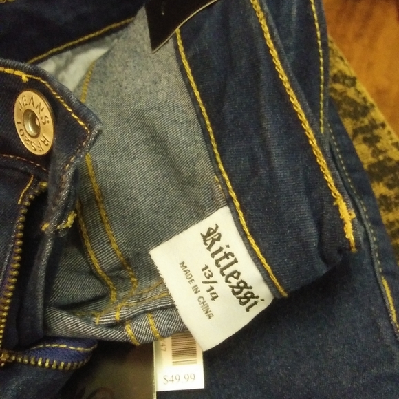 Blue Jeans - Picture 2 of 3